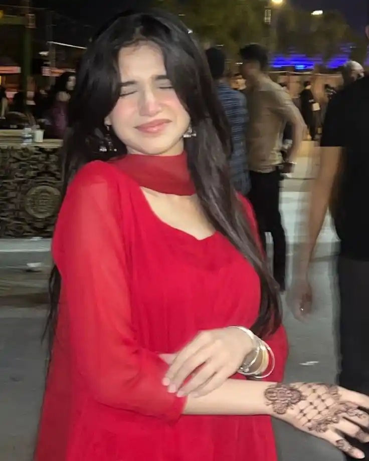 aesthetic real girl pic