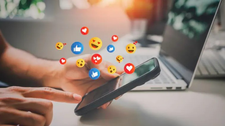 From Social Browsing to Mobile Entertainment for Everyday Users