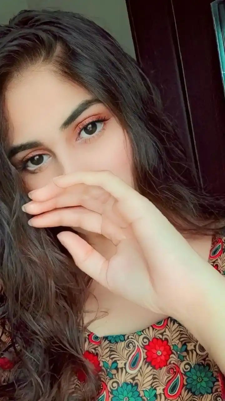 whatsapp dp girl attitude simple 96